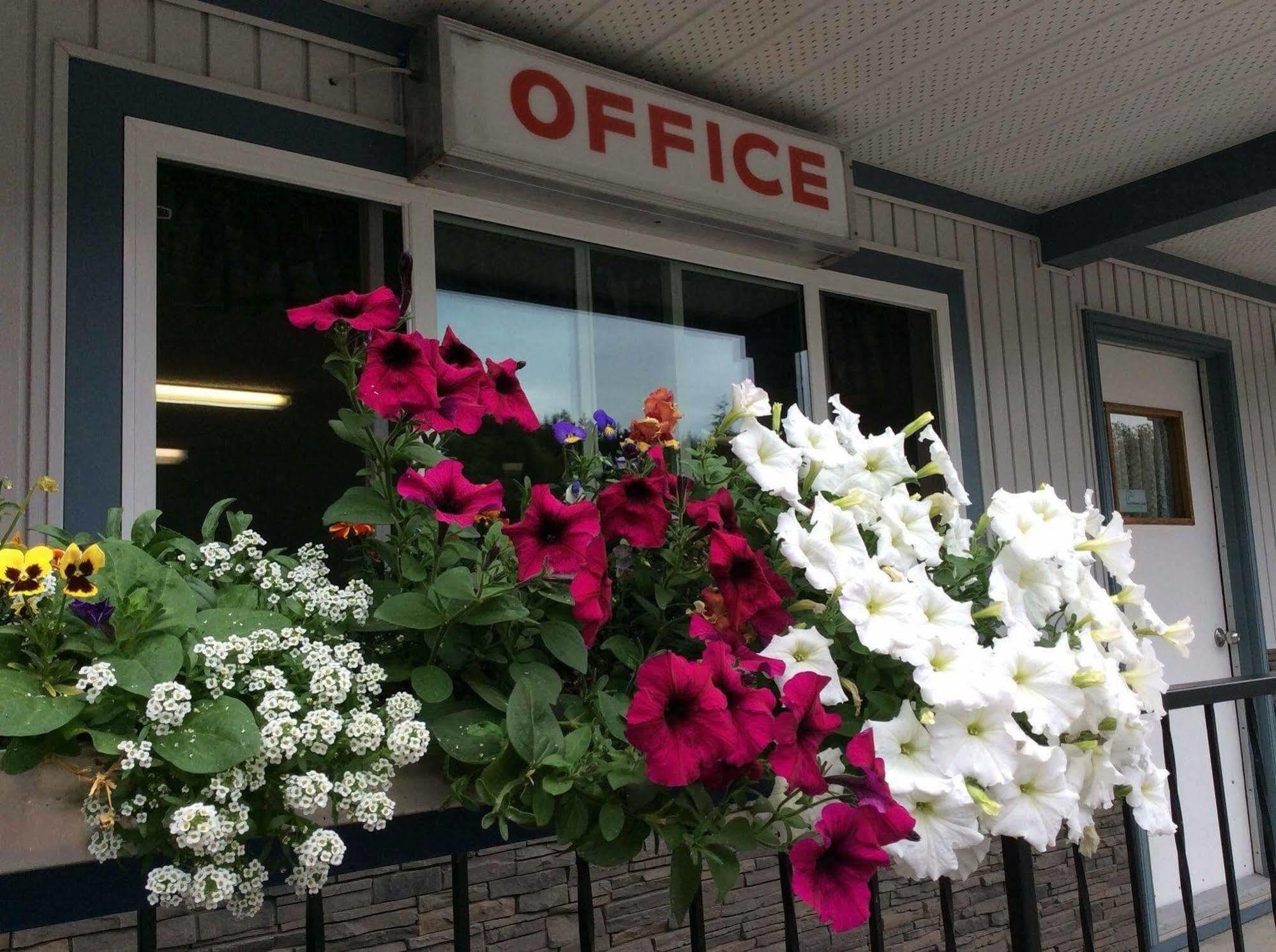 Chalet Inn Kitimat Dış mekan fotoğraf