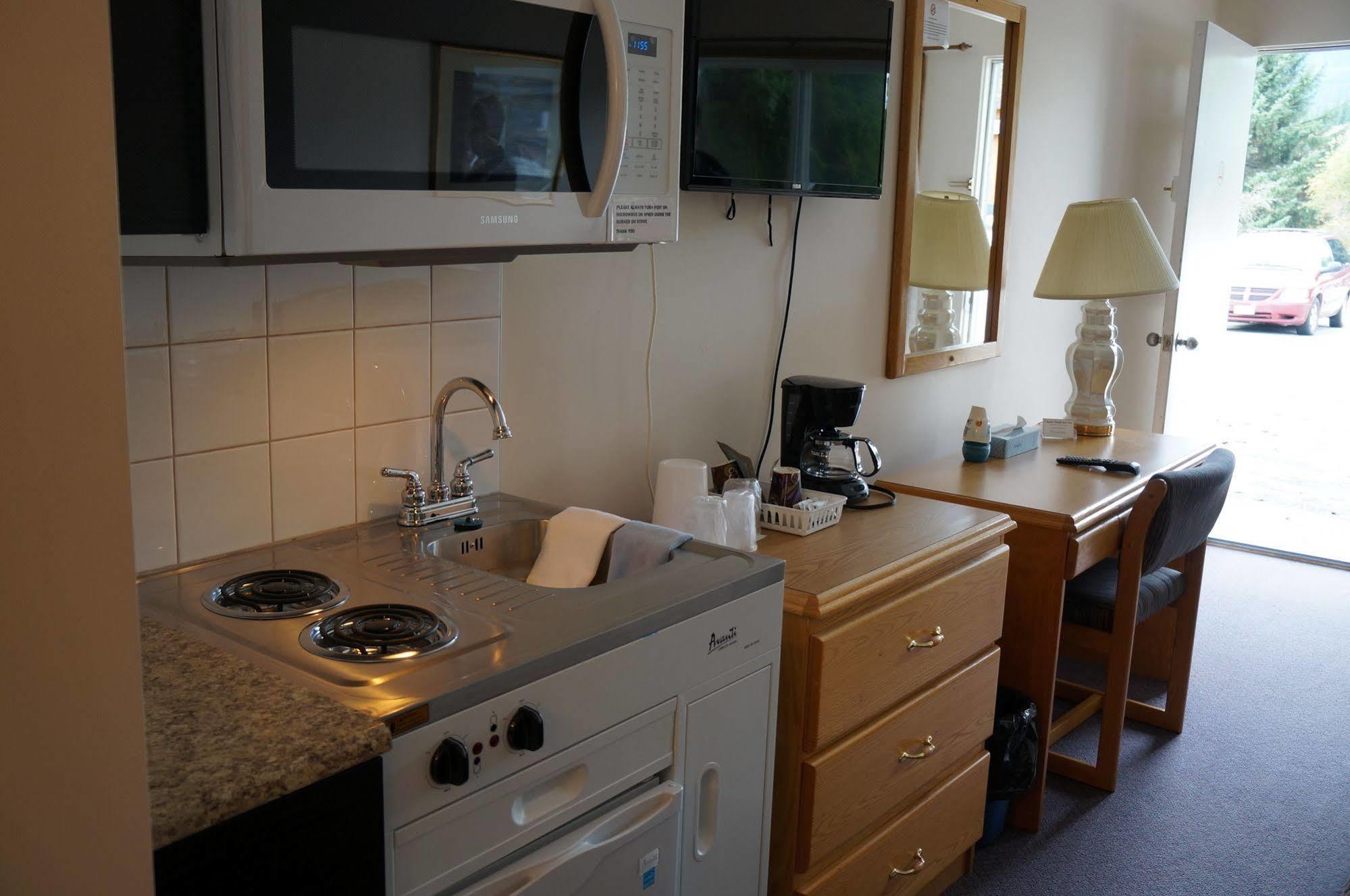 Chalet Inn Kitimat Dış mekan fotoğraf